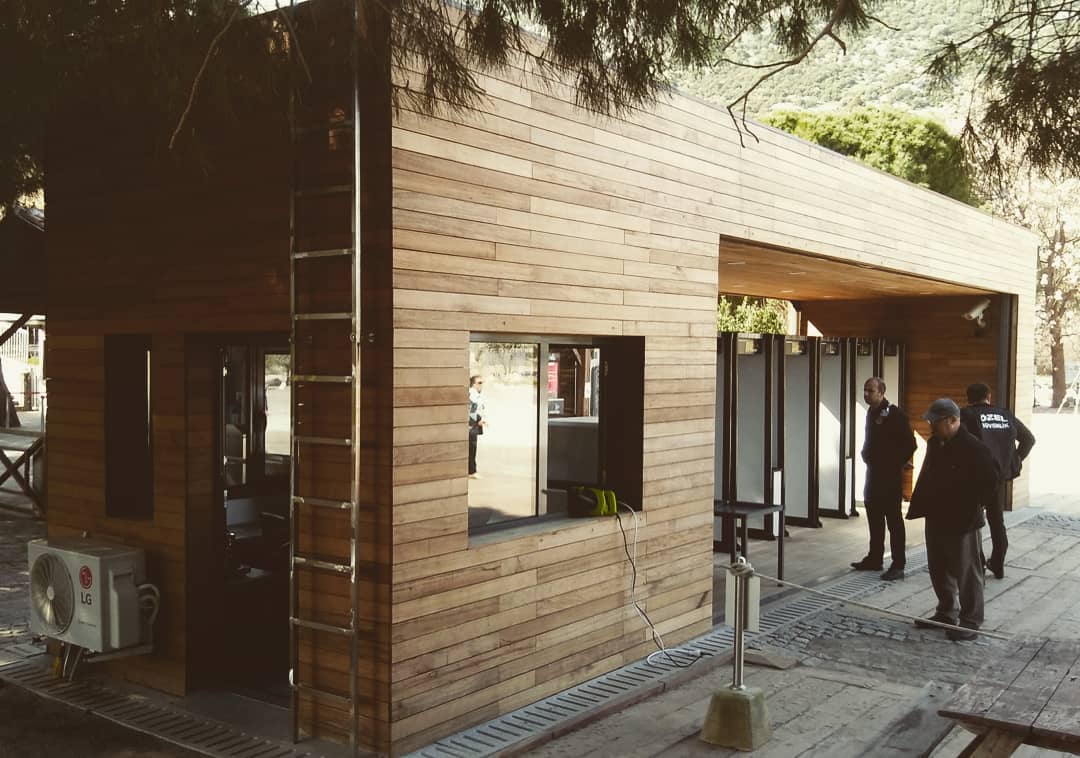Taş, Ahşap ve Zamanın Patinası